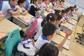 快来看，小学生们在干嘛？视频封面