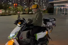 黑骑士电动车测评，感应解锁功能简直太实用了。