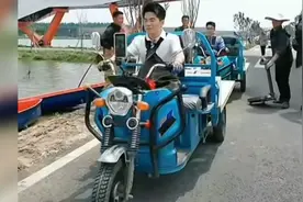 董宇辉：我也会开，中关村车神！哪个是刹车？😆视频封面