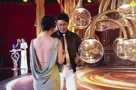 49岁梅婷穿的太大胆，一袭大露背装上台，摄影赶紧跟身后抓拍视频封面