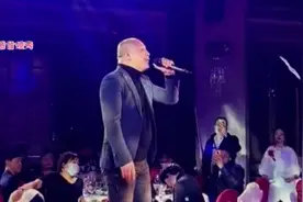 一首巜矛盾》旋律优美嗓音独特歌词情深意重句句肺腑之言感人至深