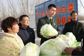 升旗手张自轩，为何辞去工作？转型直播带货，现状如何？视频封面