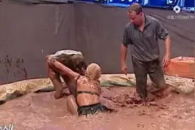@WWE悟空wwe摔角 两美女泥浆大战，最终谁会成为赢家，欢迎评论说视频封面