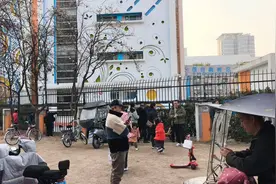 西安高新国际学校门口接送孩子们的实拍视频封面
