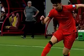 太自信了！王玉栋5分惊艳巴林:狂踩单车被放倒+内切爆射直奔死角