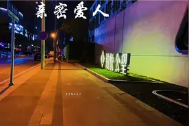 岩贵低音炮《亲密爱人》。磁性的嗓音，把思念与爱意唱的淋漓尽致