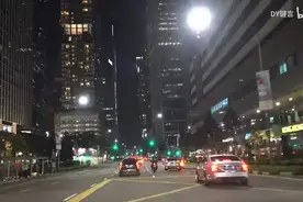 新加坡华人吐槽新加坡不是中国人想象的那样美好，80多岁还要工作视频封面