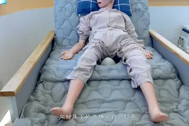 大小便智能护理床让瘫痪在床病患床上排泄成为现实。视频封面