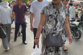 秦皇岛最大的早市 人可多了 非常热闹 买了一个饼 结果没够我吃的视频封面