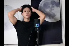 黑袜体育生帅哥聊天视频封面