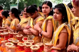 印度人用右手抓饭吃，但为什么不能碰他们的左手？听完后你怕了吗视频封面