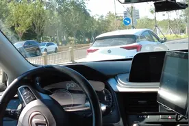 实拍北京无人驾驶出租车，过程让人刮目相看！感觉司机要失业了！视频封面