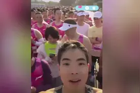 无锡马拉松野鸳鸯,男子被扒是远光软件董事长,两人手挽手跑马拉视频封面