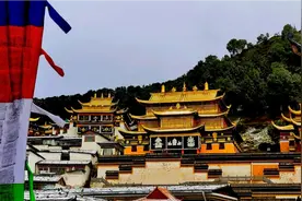 甘南佛国郎木寺，海拔3480米，横跨两省两个寺院隔着小溪相互守望