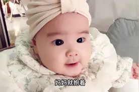 五个月宝宝在被窝里学说话，呆萌样真可爱，妈妈忍不住想咬一口视频封面