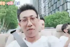成都太古里 敞篷跑车炸街 路人纷纷围观猴子 真的太逗了 社牛达人视频封面