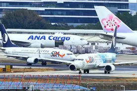 旱地拔葱的山东航空来了  厦门高崎国际机场实拍山东航空滑行起飞视频封面