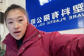 安装广告第2天，老板在工厂焦急的等待安装师傅，工期估计有点长