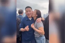 母子之情！浩南的妈妈真的亲浩南了！视频封面