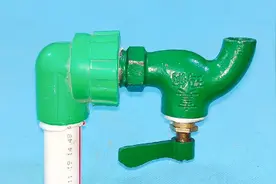 水龙头拧紧后发现是倒立的，怎么拧都是歪的？老师傅教你轻松解决视频封面