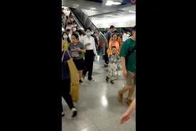不去深圳不知道，一去深圳吓一跳，深圳地铁人真多，都挤不上去!视频封面
