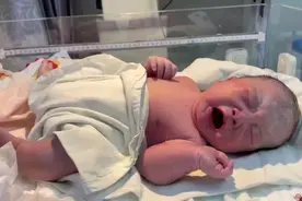 太可爱了！这个新出生的宝宝哭得很伤心！视频封面
