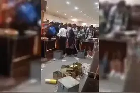 印度中央邦举办全球高端人才洽谈会，却发生了食物哄抢视频封面