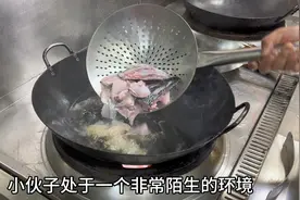 刚来的98后大厨工资12800每月,看了他做的菜，老师傅们都哑口无言视频封面