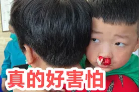 小苹果打喷嚏流鼻血，全家人吓得手忙脚乱，到医院后没想到很严重视频封面