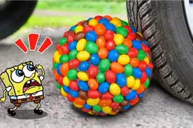 汽车碾压各种东西解压，汽车碾压糖果海绵宝宝儿童动画搞笑视频