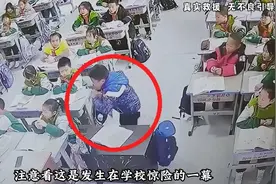 课堂上学生被笔盖卡喉，老师迅速用海姆立克急救法将他脱离危险！