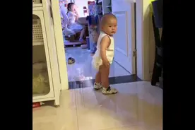 弟弟不敢进姐姐的房间，在妈妈的鼓励下，终于鼓起勇气视频封面
