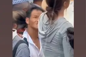 一位男人盯着一位美女，垂涎三尺，要是他能自由自在该多好啊视频封面