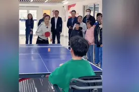 新年第一天，奥运冠军陈梦带着礼物到青岛儿童福利院陪孩子们打球