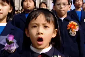 澳门回归领唱女孩容韵琳的歌声传来，无数中国人的心被深深触动