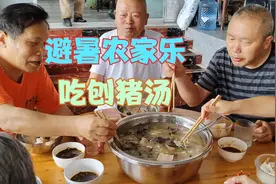 贵州桐梓避暑农家乐，100多重庆人围坐一起吃刨猪汤，是什么景象