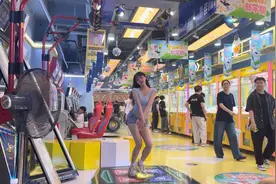 肉肉肚子的女生，路人视角，up&down跳舞机侧面拍摄#跳舞机视频封面