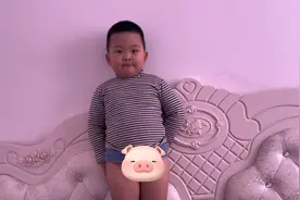 妈妈都不能喝可乐，你哪里能喝呀！小孩子不能喝可乐的哦视频封面