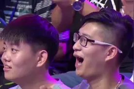 杨帆和母亲同台演唱《母亲》太好听了，感动全场
