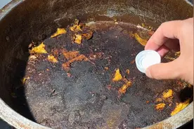 锅烧焦了怎么办？教你一招，只需在锅里加点它，立马干净新的一样视频封面