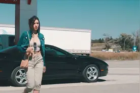 都市街头穿搭指南：青绿色夹克+米色高腰裤，随性又时髦！