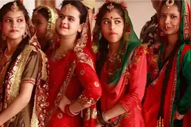 在原始非洲印度，竟然有一夫多妻制度，男人们尽享受皇帝般的待遇视频封面