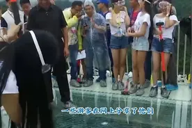 “偷窥桥”引热议：女游客隐私遭曝光，景区该如何应对视频封面