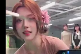 小伙开兰博基尼，接二连三遭美女搭讪，眼神中饱含渴望！