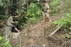老大怀疑水池的水让爸爸的病更重了，带着弟弟清理水池，铺石头路