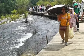 九寨沟风景区一公里河道人行道无护栏：危险！视频封面