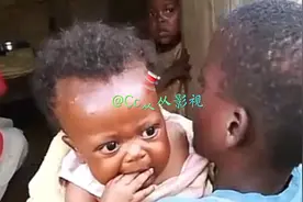 牙啃泥的小姨直接把饼干嚼碎了喂他，看上去多少有点恶心吧啦的！视频封面