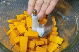 把南瓜放入绞肉机搅一搅，简单又营养，出锅大人小孩都爱吃，真香