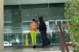 一个像冬天，一个像夏天：侃爷夫妇的时尚穿搭冰火两重天！视频封面