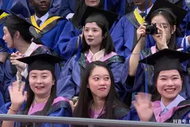 哈工程大研究生毕业典礼，导师现场唱歌祝福学生视频封面